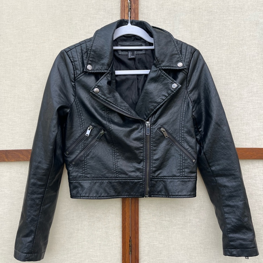 Forever 21 Black Faux Leather Cropped Short Moto Zip Up Jacket - Small
